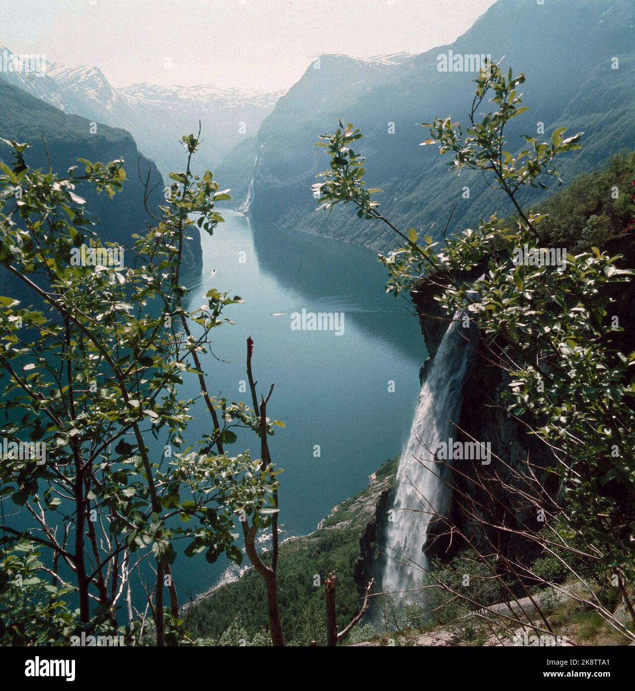 Geiranger. Übersicht über den Geirangerfjord und von Ørneveien. Im Vordergrund ein Wasserfall. Foto: Erik Thorberg, NTB-Archiv Stockfoto