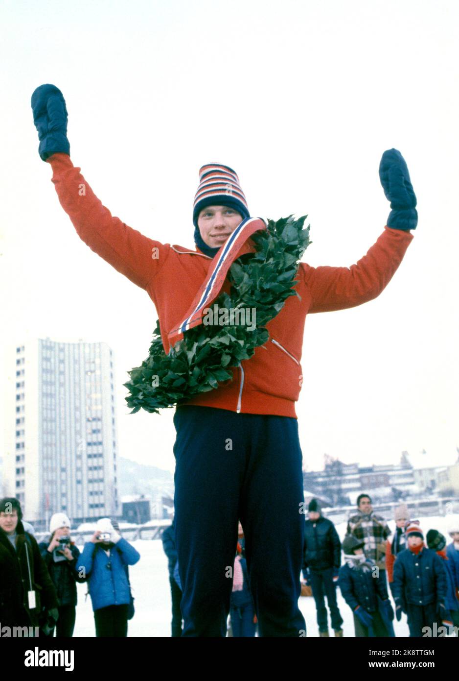 Drammen 198002 02-03. NM beim Skaten 1980. Marienlyst Stadium. Ein glücklicher Tom Erik Oxholm auf dem Siegerpodest mit einem Lorbeerkranz um den Kopf, der unter dem NM zur Nr. 1 wurde. Wellen. Foto: Knut Nedrås NTB / NTB Stockfoto