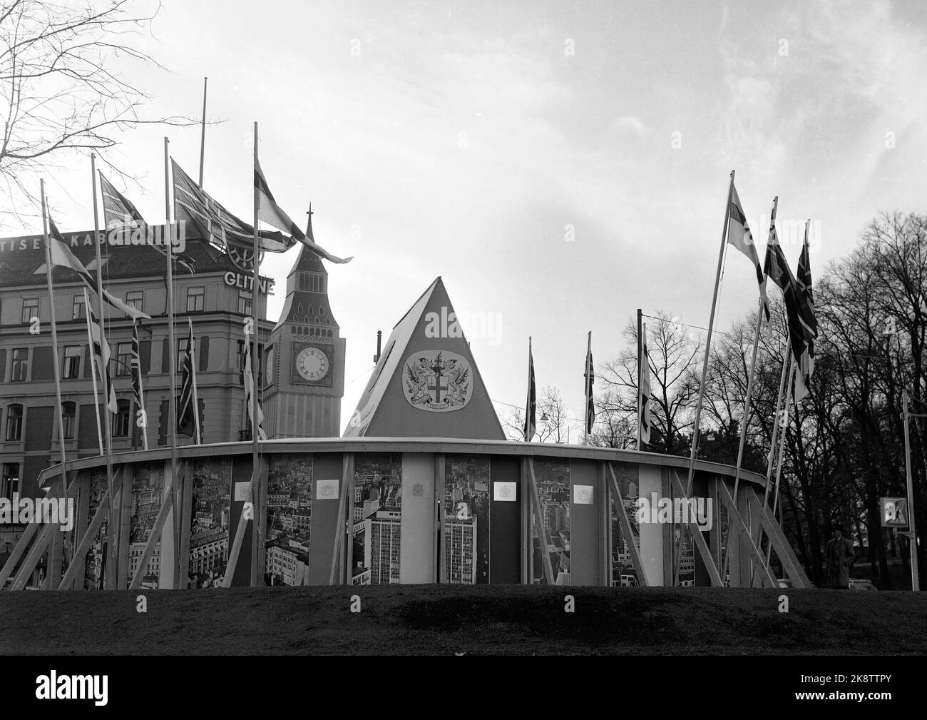 Oslo 19660429 Britain 66: Zwei Wochen lang im April und Mai prägte Großbritannien Oslo mit einer großangelegten Vermarktung des britischen Handels und Tourismus. Mitten in Oslo wurde ein großer Pavillon errichtet, der jedoch vor der Eröffnung der Messe entzündet und bis auf den Boden niedergebrannt wurde. Ein neuer musste eilig werden. Hier ist der neue Pavillon am Eröffnungstag. Hier sind sowohl Big Ben als auch andere bekannte britische Wahrzeichen vertreten. Foto: NTB / NTB Stockfoto