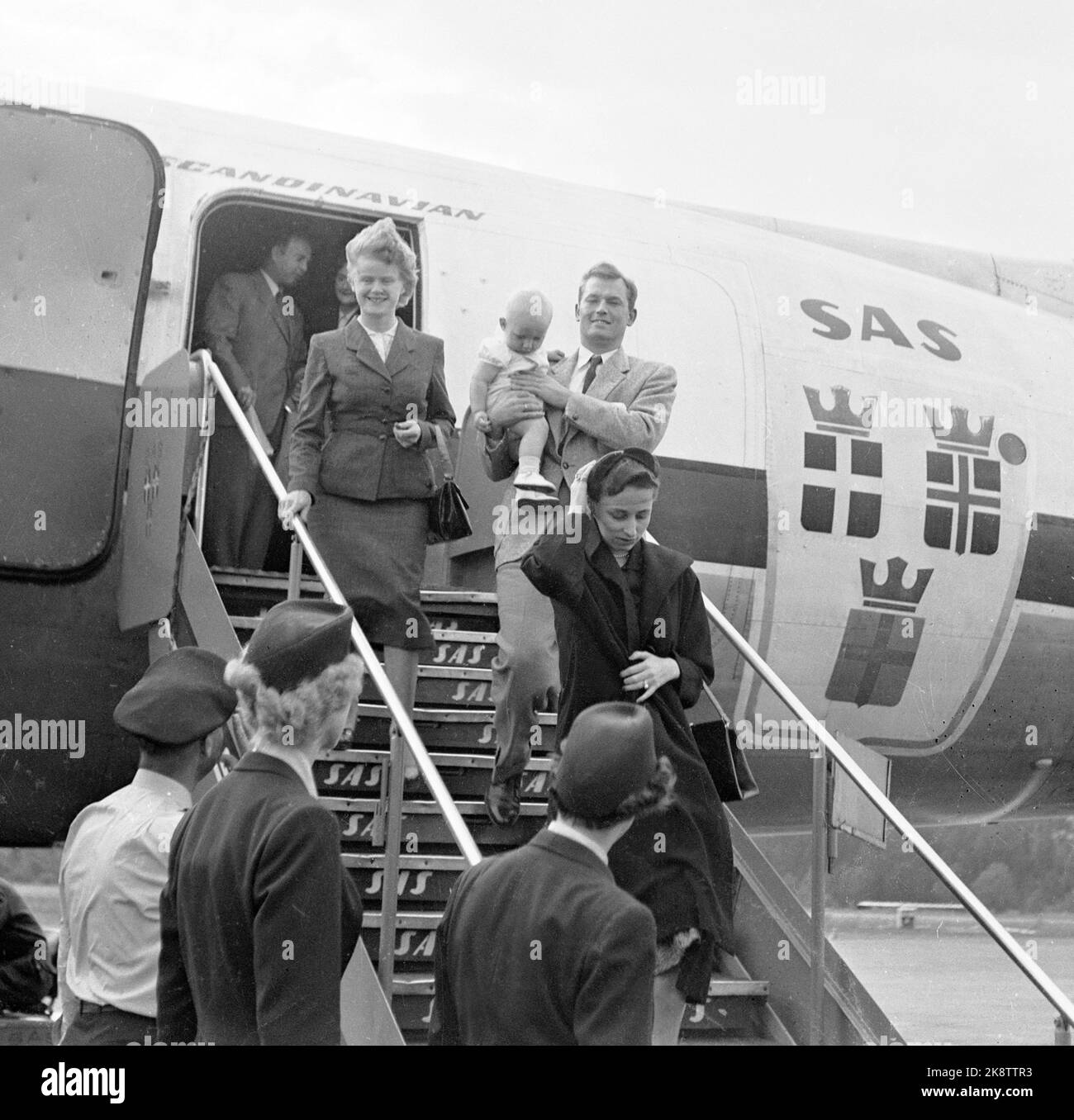 Fornebu 19550605. Prinzessin Ragnhild und Reeder Erling Lorentzen mit Sohn Haakon kommen mit dem Flugzeug aus Rio, um die Sommerferien in seiner Heimat zu verbringen. König Haakon und Kronprinz Olav trafen sie am Flughafen. Foto: Jan Stadium NTB / NTB Stockfoto