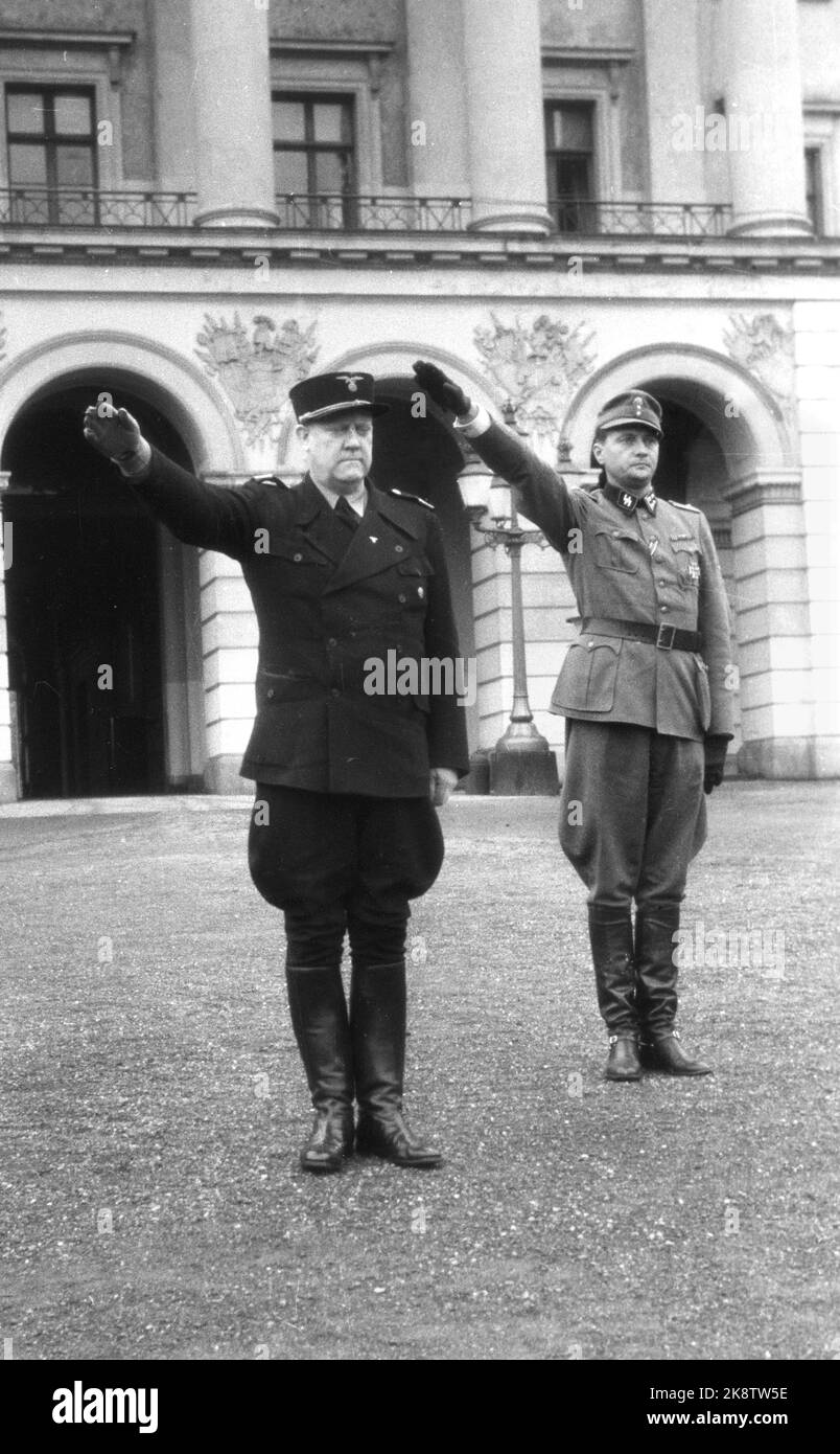 Oslo Oktober 1942. Die Norwegische Legion mit Parade beim Schlosspräsidenten Vidkun Quisling (v.v.). Nazi-Begrüßung. Foto: NTB Stockfoto