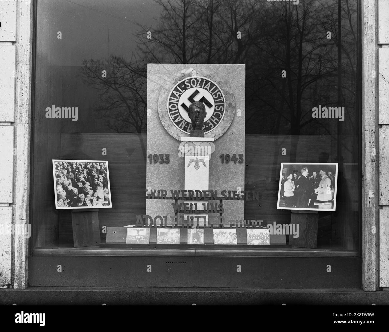 Oslo Januar 1943. Deutsche Staatsbahnen, Informationsamt. Fenster in R.D.S. Karl Johans Gate - 10 Jahre Nationalsozialismus. Es heißt: Wir werden siegen weil uns Adolf Hitler Fuhrt. Foto: NTB *** das Foto wurde nicht verarbeitet ***** Stockfoto