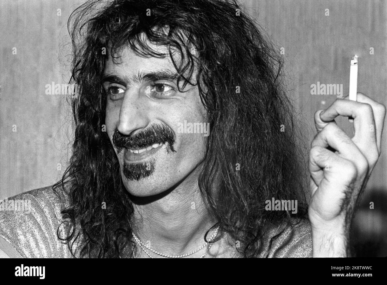 Oslo 19760223. Frank Zappa, Porträt der Pressekonferenz. Frank Zappa und seine Gruppe, die Mütter der Erfindung, werden später am Tag ein Konzert im Njårdhallen geben. Foto Henrik Laurvik / NTB Stockfoto