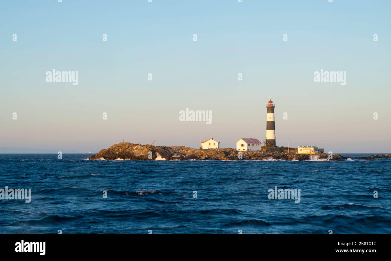 Foto des Race Rocks Lighthouse, in der Salish Sea, außerhalb von Victoria, British Columbia, Kanada. Stockfoto