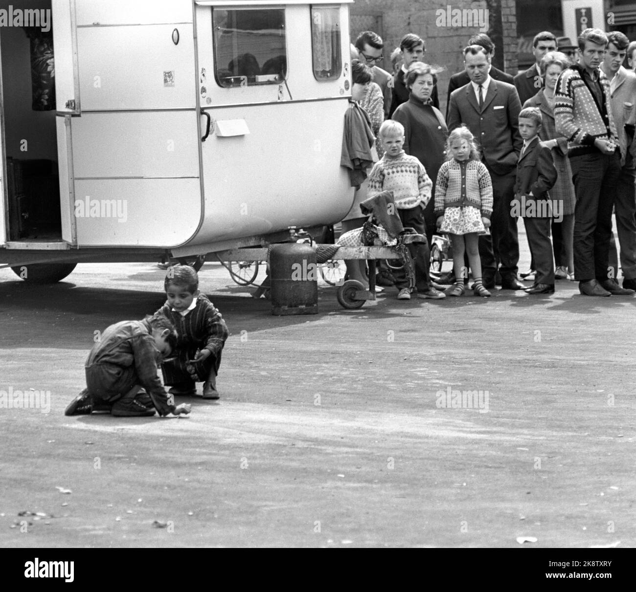 New Skan: Oslo Juni 1968 Fast hundert Zigeuner kamen im Frühjahr 1968 nach Oslo. Sie erhielten einen Platz auf dem Gasplot in Oslo East. Jeden Tag gibt es Menschen, die sie anschauen wollen. Zwei Kinder spielen vor einem Wohnwagen. Foto: Sverre A. Børretzen / Aktuell / NTB Stockfoto