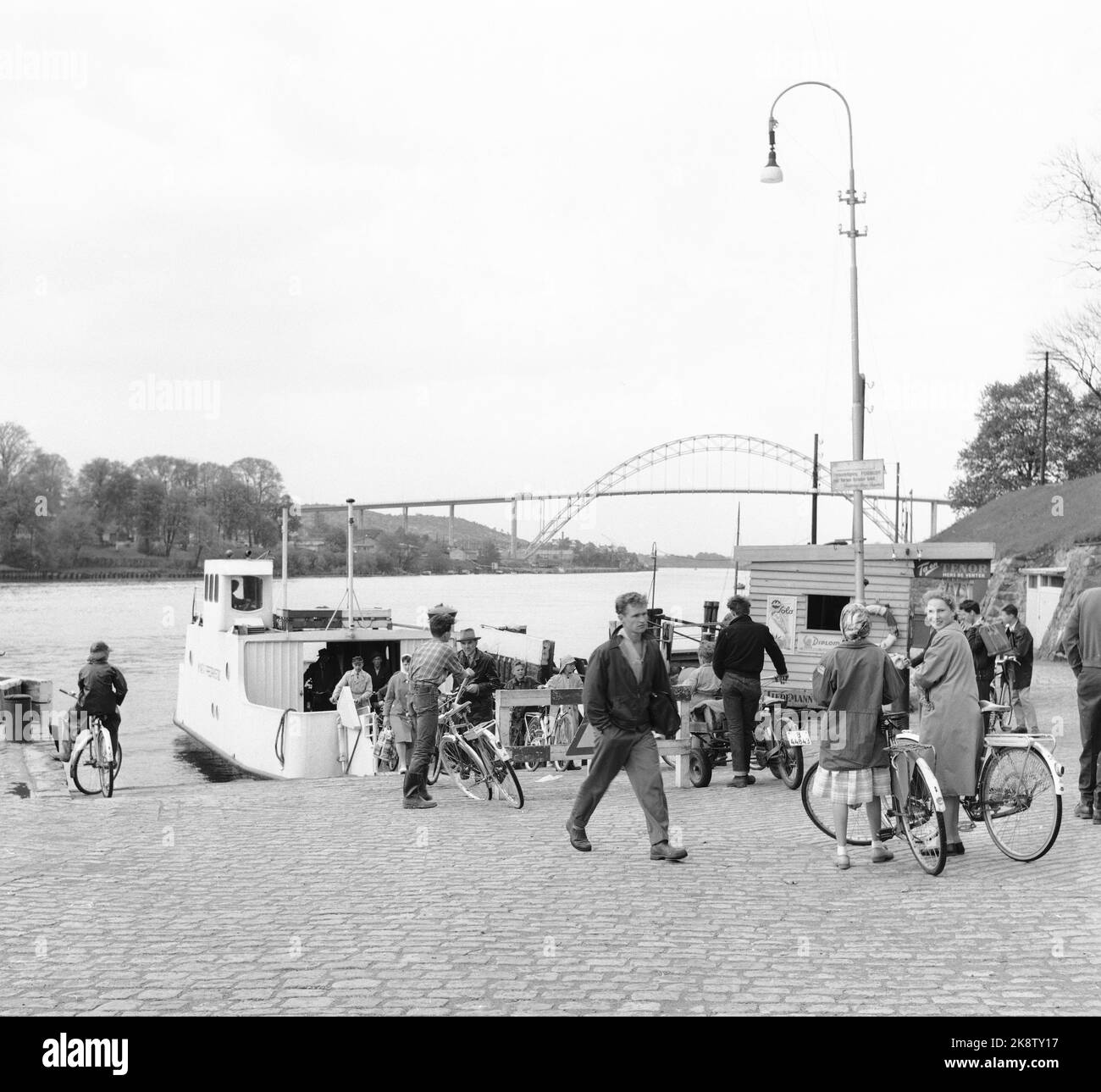 Fredrikstad 19590530 'Touristidylll aus dem Jahr 1567' die einzige erhaltene Festungsstadt der nordischen Region - erbaut im Regenschirm, heute eine große, friedliche Idylle - liegt in Fredrikstad. Männer und Frauen, einige mit dem Fahrrad, kommen von der kleinen Fähre, die zwischen der Altstadt und dem modernen Fredrikstad verkehrt. Foto; Aage Storløkken / Aktuell / NTB NB! Foto wurde nicht behandelt! Stockfoto