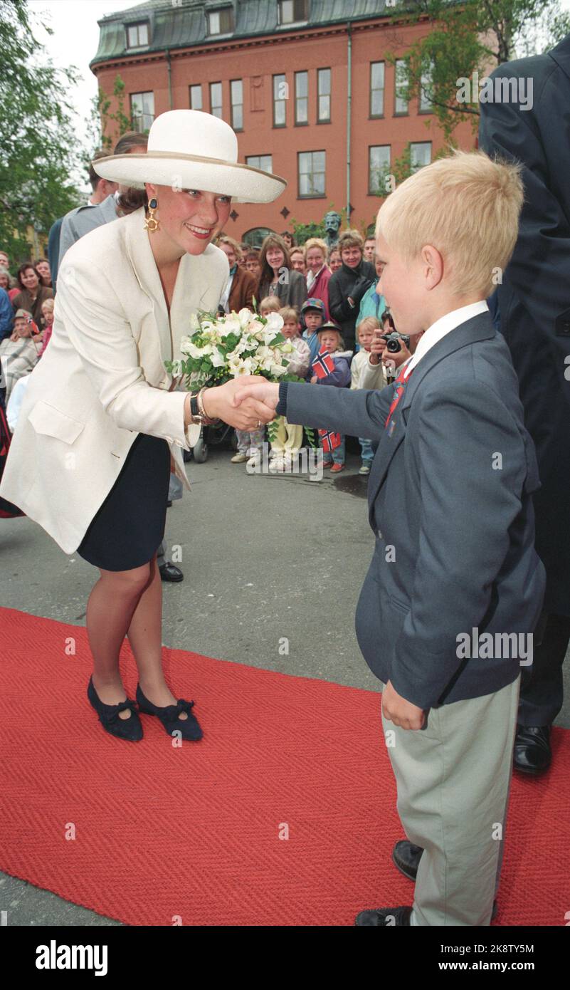 Tromsø 19940620. Tromsø feiert das 200.-jährige Jubiläum. König Harald und Prinzessin Märtha Louise besuchen den Jahrestag der Stadt. Hier wird Märtha Louise Blumen von Jens Harald Kielland (8) überreicht. Weiße Jacke und Mütze. Foto: Erik Veigård NTB / NTB Stockfoto