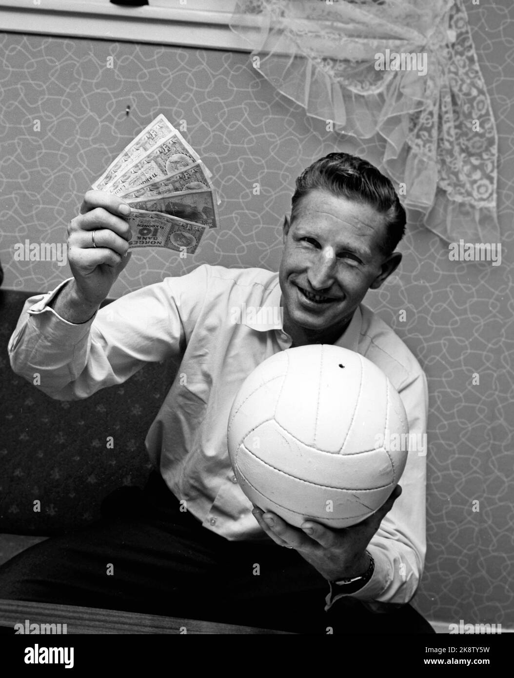 Sandefjord, November 1959 Fußballer Thorbjørn Svenssen mit einem Fächer mit zehn-Kronen-Banknoten in einer Hand. Foto: Aage Storløkken / Aktuell / NTB Stockfoto