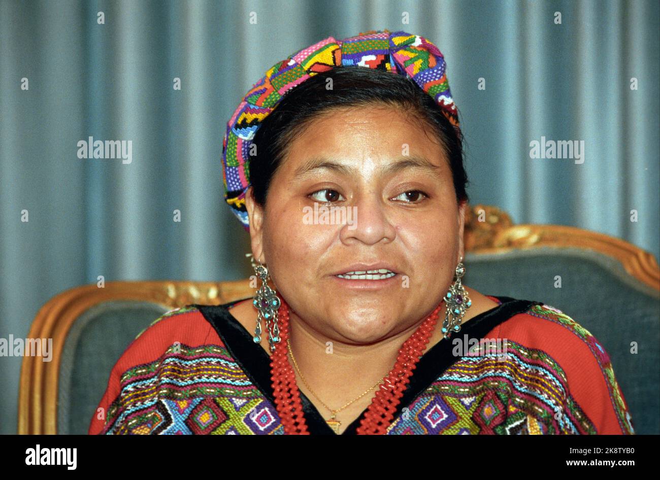 Oslo 19921210: Friedensnobelpreis 1992. Der Friedensnobelpreis 1992 geht an Rigoberta Mendchu (34) aus Guatemala. Das Bild: Rigoberta Mendchu fotografiert während eines Interviews, das sie NTB gab, bevor sie den Friedensnobelpreis erhielt. Foto: Jon EEG / NTB / NTB Stockfoto