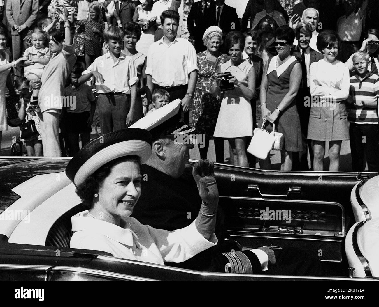 Trondheim 19690810. Königin Elisabeth II. Von England besucht Norwegen mit ihrer Familie. König Olav begrüßte sie bei ihrer Ankunft in Trondheim. Hier sehen wir, wie sie im offenen Auto in kurzer Reichweite durch die Straßen von Trondheim fahren. Die Königin lächelt und winkt den Teilnehmern zu. NTB-Archiv/ntb Stockfoto