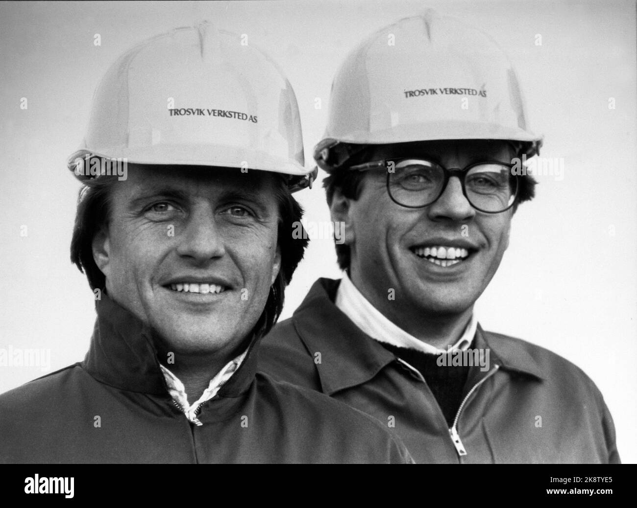 Oslo 1986-01-22: Neue Aktivitäten an der norwegischen Börse im Jahr 1980s. Der Jahresumsatz stieg von 7 Milliarden im Jahr 1983 auf 21 Milliarden im Jahr 1984. Kurzfristige Investitionen für schnelle Gewinne wurden häufiger als zuvor. Picture: Berühmte Finanzprofile aus der Zeit sind zum Beispiel die Brüder Arne und Wilhelm Blystad. Hier Wilhelm Blystad (v.v.) und Arne Blystad während eines Geschäftsbesuches in Trosvik Verksted am 22. Januar 1986. Die Firma Laly der Gebrüder Blystad versuchte in diesem Jahr, die Kontrolle über den industriellen Giganten Kosmos zu erlangen. NTB-Archiv/H.O. / Ntb Stockfoto