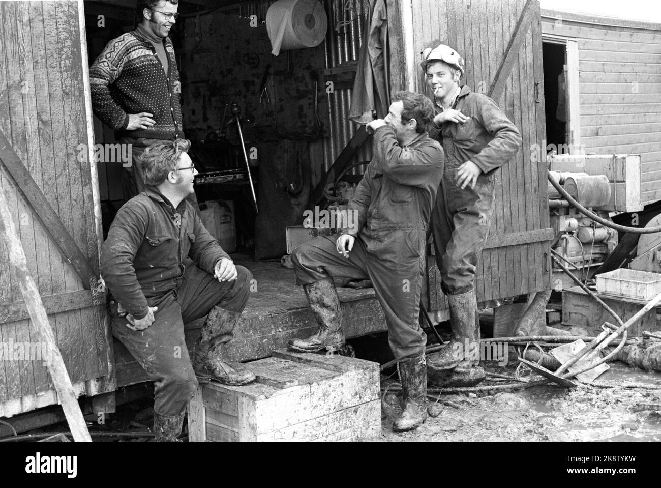 Andenes 19720722 die Insel wartet auf den Ölspray. Öl wurde auf Andøya gefunden, aber die Frage ist immer noch, wie groß die Ölmengen sind. Der Bohrturm sieht eher dünn aus, aber große Hoffnungen sind mit ihm und dem Feld verbunden. Der Ölkonzern NORMINOL HOFFT auf mehr Arbeitsplätze in Nordnorwegen. Foto: Aage Storløkken / Aktuell / NTB Stockfoto