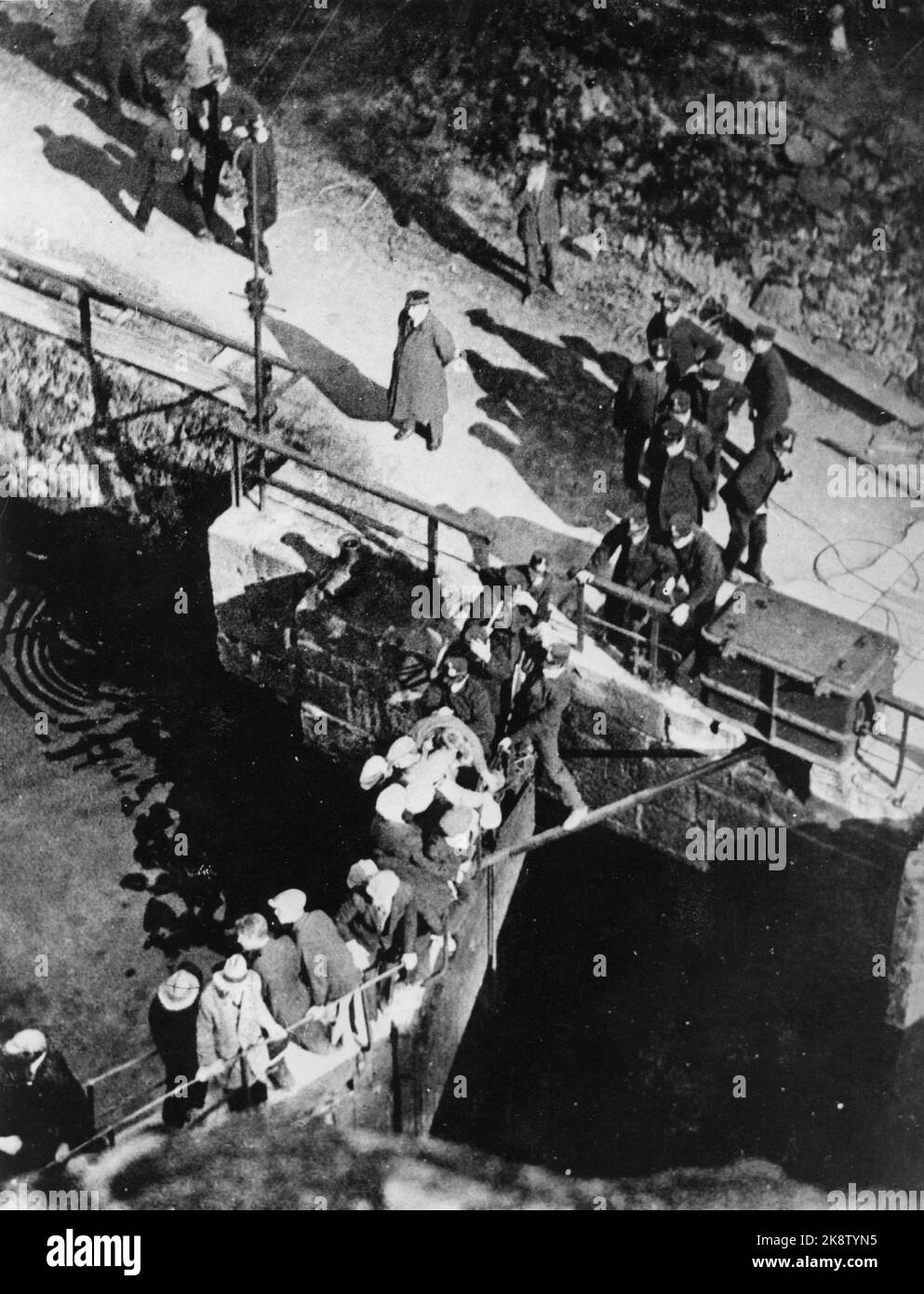 193106 Menstadslaget. Polizei im Kampf mit Demonstranten in Slusebroa bei Skotfoss, 5. Juni 1931. Die Sperre des norwegischen Arbeitgeberverbandes im Frühjahr 1931, die insgesamt 81.000 Arbeitnehmer traf, führte zu großen Demonstrationen und großen Unruhen in der Gesellschaft. Sie landete im Menstadslaget, wo norwegische Demonstrationskräfte mit der norwegischen Staatspolizei in Konflikt standen. Die Schlacht von Menstad 8. Juni 1931. NAF. Norsk Hydro Arbeitskonflikt. Streik. Sperre. Foto: NTB Archive / NTB Stockfoto