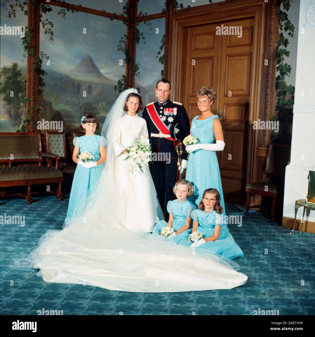 Oslo19680829: Norwegische Königshochzeit. Kronprinz Harald und Sonja Haraldsen heiraten. Fotografiert von S. M. Brautjungfern in der Vogelfabrik auf der Burg nach der Hochzeit, Ian Henriksen (t.h.), Anita Henriksen, Lis Haraldsen und Ingeborg Lorentzen. NTB-Archivfoto / ntb Stockfoto