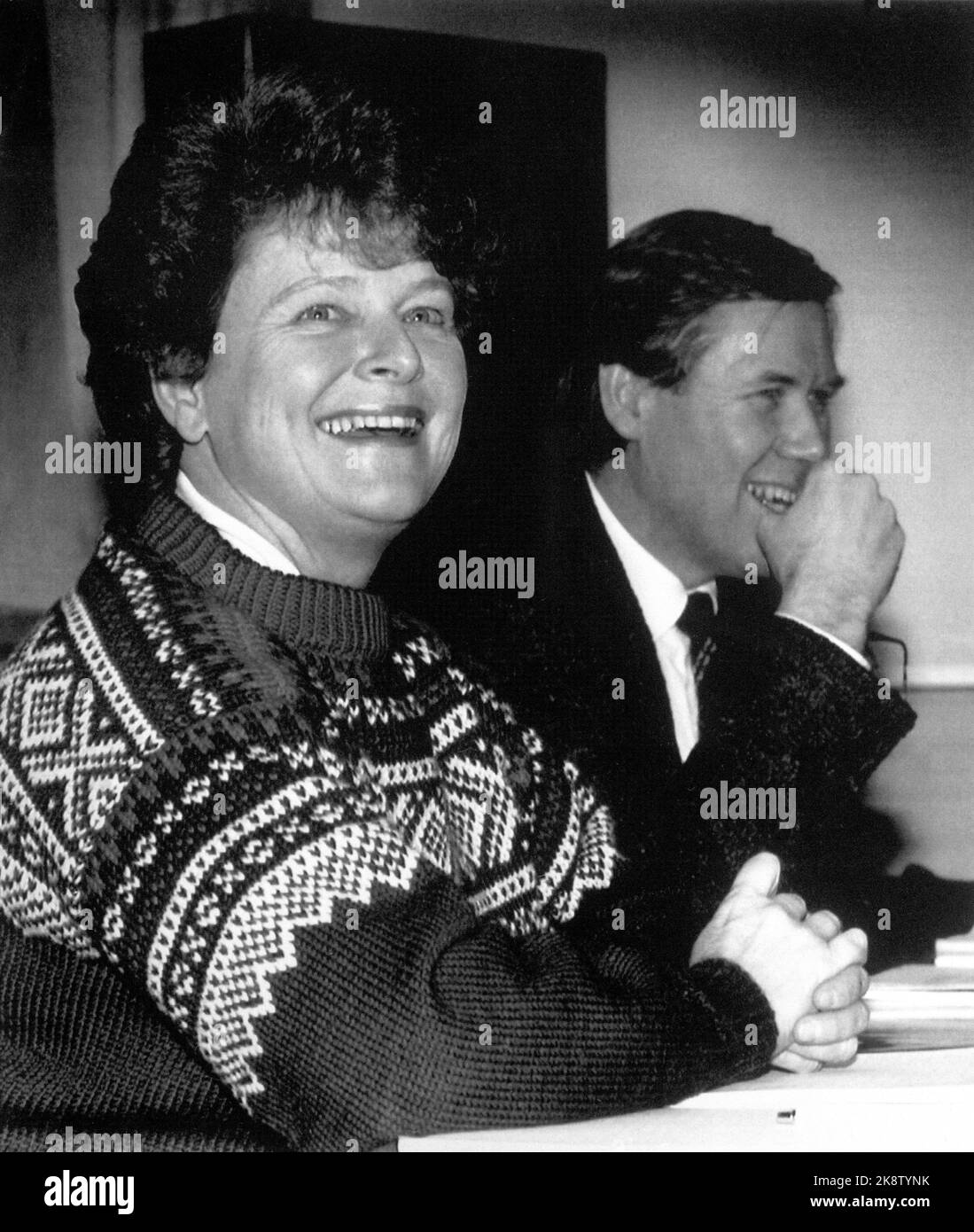 Jevnaker 19880131 Premierminister Gro Harlem Brundtland bei der Haushaltskonferenz der Regierung in Jevnaker. Brundtland trägt Marius-Pullover. Foto: NTB Archive / Corr / NTB Stockfoto