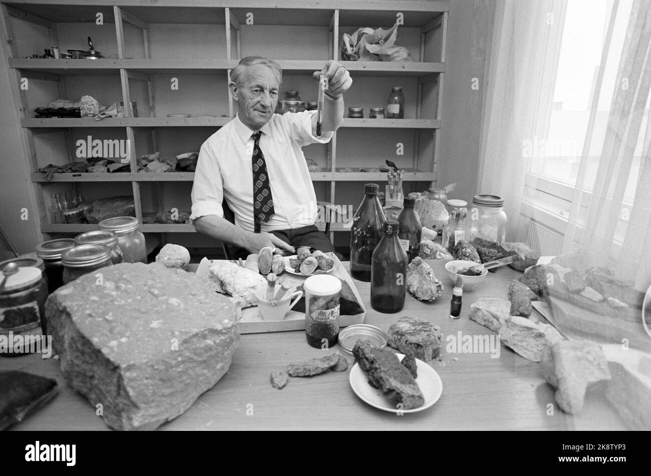 Andenes 19720722 die Insel wartet auf den Ölspray. Öl wurde auf Andøya gefunden, aber die Frage ist immer noch, wie groß die Ölmengen sind. Der Bohrturm sieht eher dünn aus, aber große Hoffnungen sind mit ihm und dem Feld verbunden. Der Auftragnehmer Einar Larsen, technischer Direktor des Ölunternehmens NORMINOL AS, ist von Stein- und Ölproben umgeben. Foto: Aage Storløkken / Aktuell / NTB Stockfoto