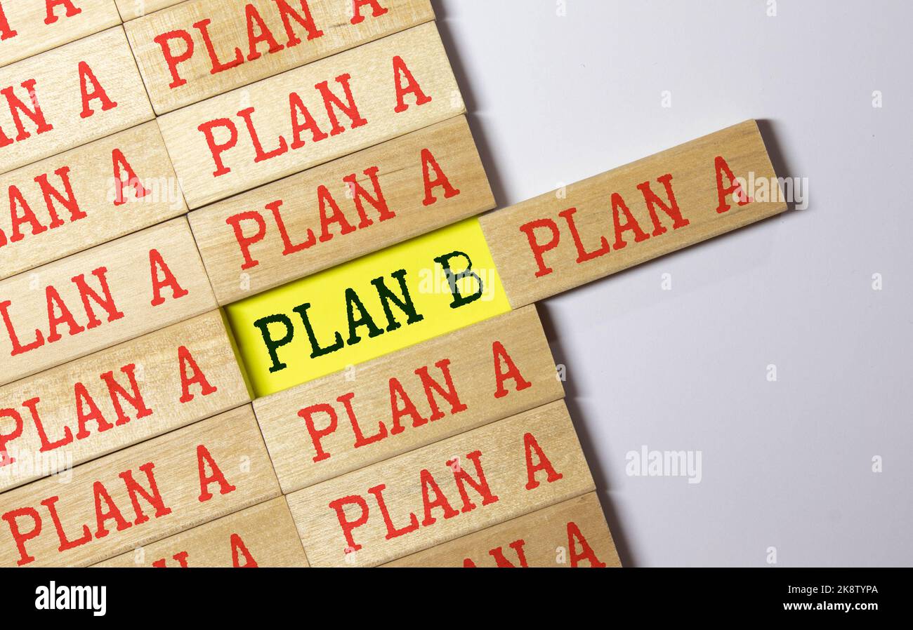 Plan A und Plan B - zwei kleine Tafeln mit Text auf Holzhintergrund. Stockfoto