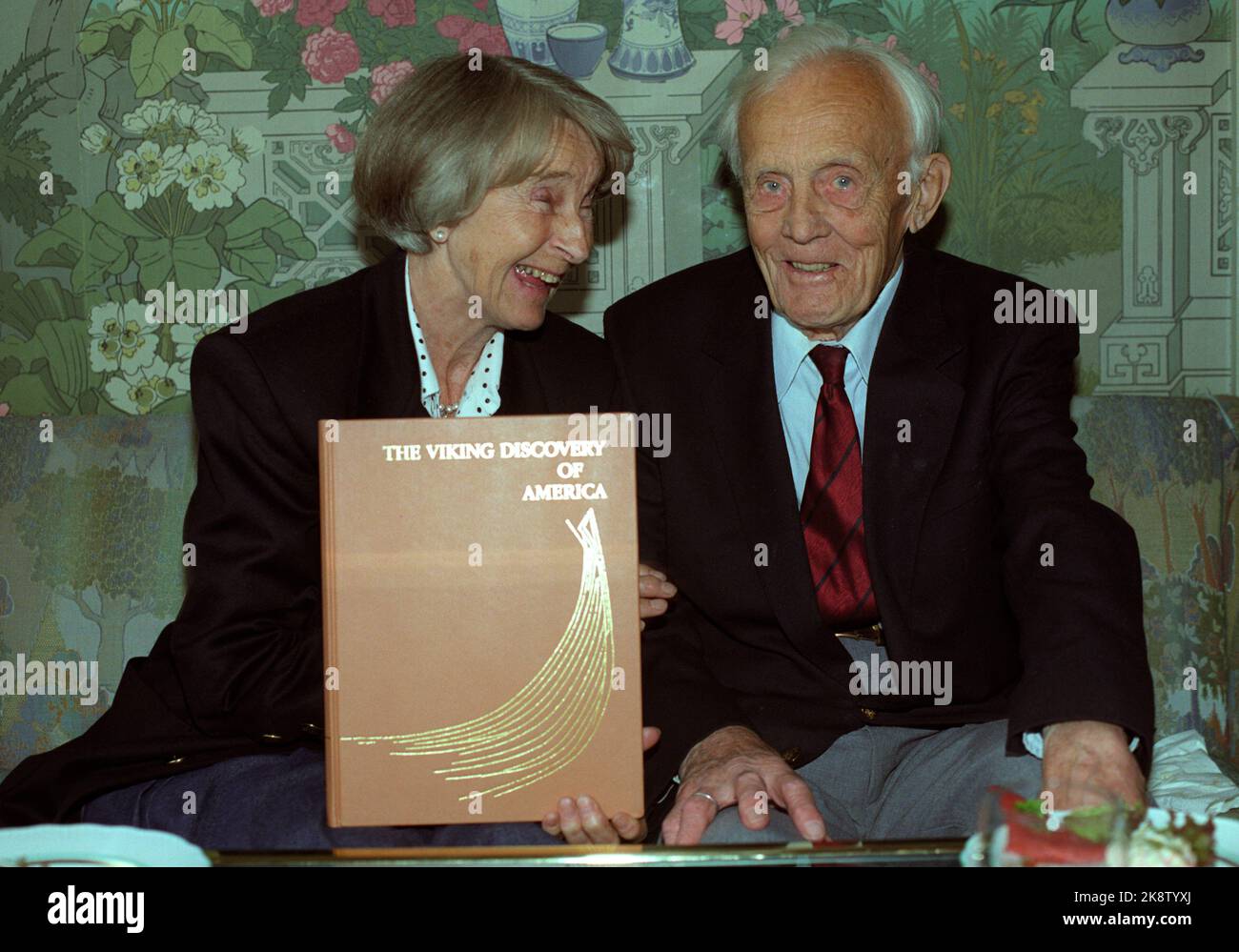 Oslo 19910828. Forscher Helge Ingstad und Anne Stine Ingstad während der Präsentation der Jubiläumsarbeit "The Viking Discovery of America", die im Auftrag des Außenministeriums veröffentlicht wurde. NTB Stockfoto: Agnte Brun / NTB Stockfoto