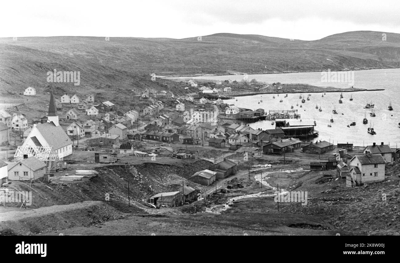 Finnmark, Kjøllefjord 195210. Übersichtsbild von Kjøllefjord. Dorf in Lebesby Gemeinde. 1944 von der Besatzungsmacht zerstört. Rekonstruiert mit dem modernen Gebäude. Die Fischereiindustrie. Foto: Sverre A. Børretzen Stockfoto