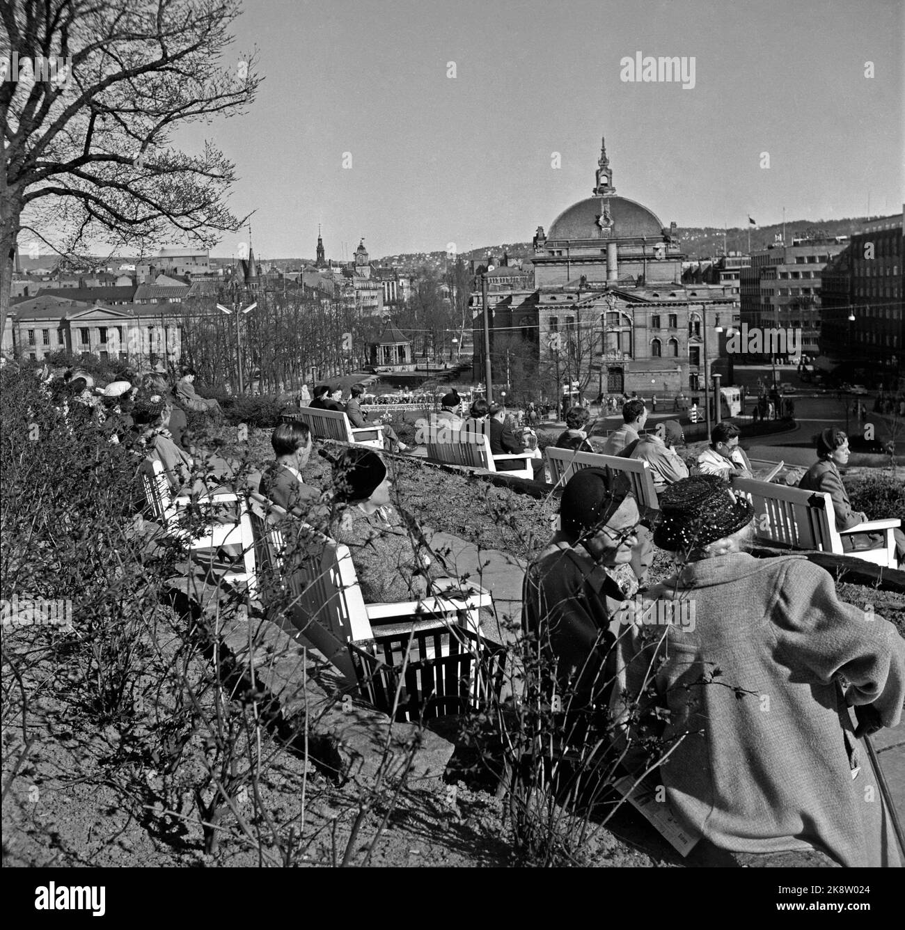 Oslo 19540509. Die Osloer in der Frühlingssonne am Abelhaugen mit Blick auf das Nationaltheater, die Universität und den Student Lund. Foto Stig Vanberg / NTB / NTB Stockfoto