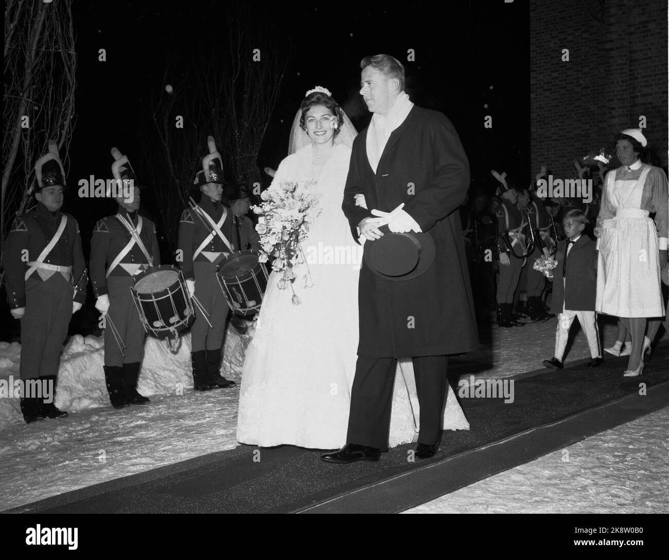 Asker 19610112. Die Hochzeit von Prinzessin Esplana. Prinzessin Estadie heiratet Johan Martin Ferner. Hier sind die glücklichen Jungvermählten auf dem Weg aus der Asker Kirche. Foto: NTB / NTB Stockfoto