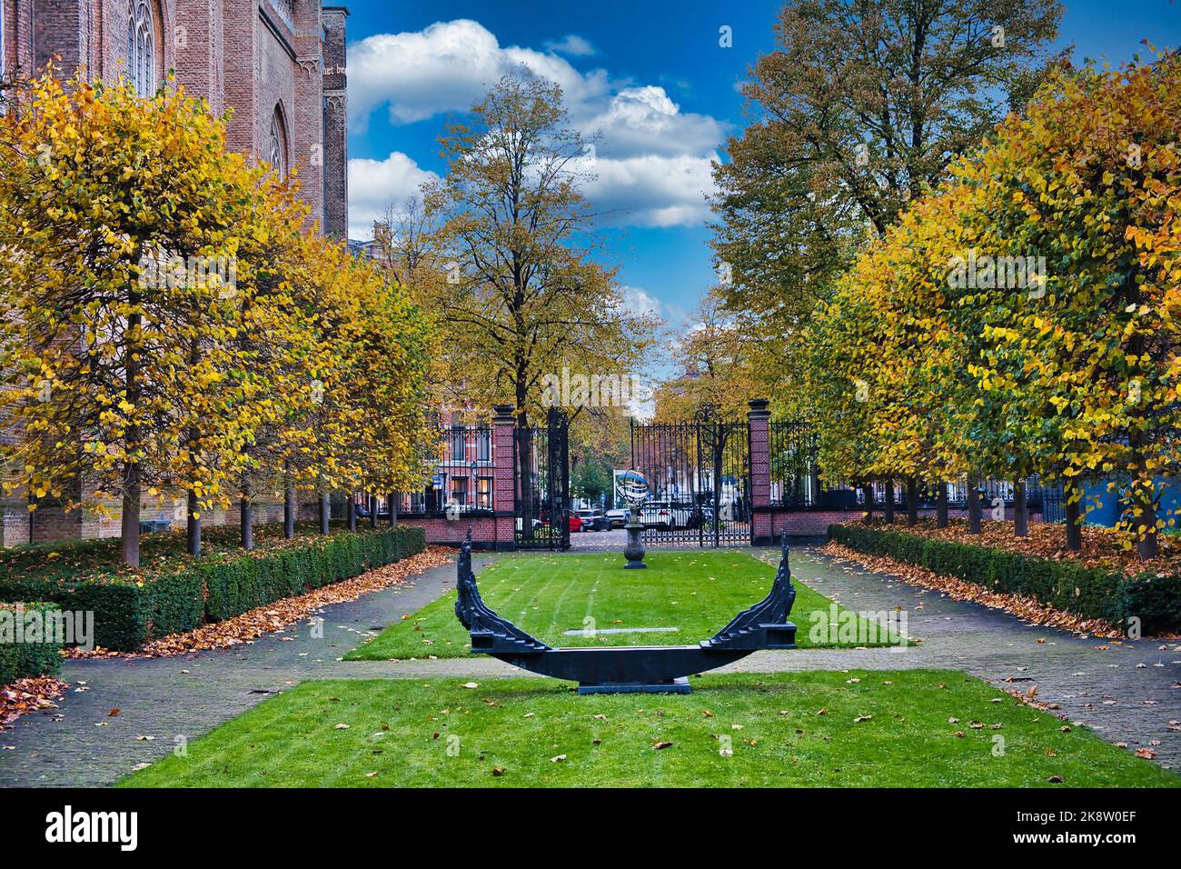 Der offizielle französische Garten hinter dem Gebäude des Staatsrats (Raad van State) in Den Haag, Niederlande Stockfoto