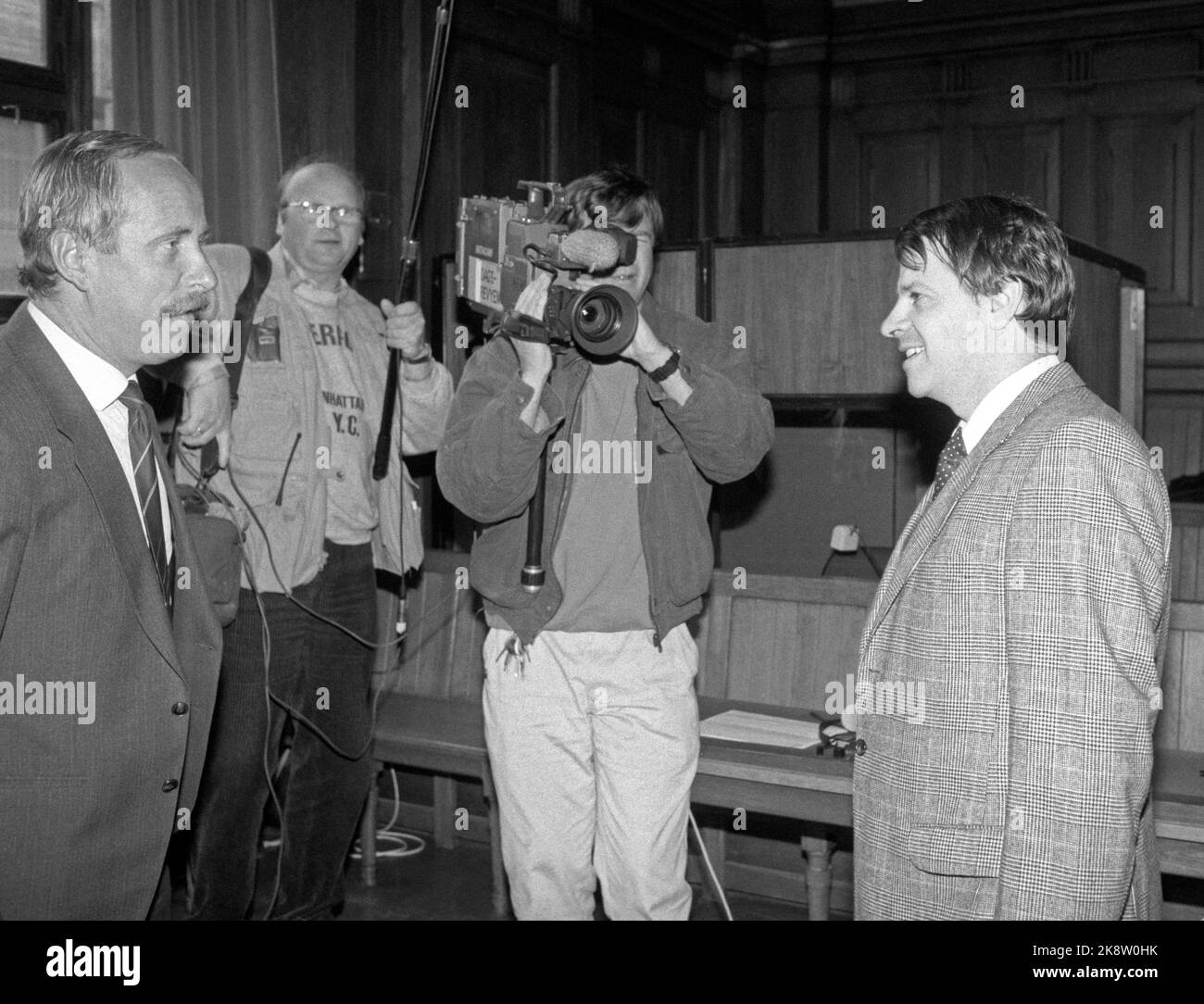 Oslo 19880502: Der ehemalige Börsenmakler der norwegischen Creditbank (DNC), Philippe Hecker, fotografiert während der Klage gegen ihn vor dem Osloer Gericht. Hecker wird wegen groben finanziellen Ehebruchs gegen seinen ehemaligen Arbeitgeber angeklagt. Das Bild: Hecker wird von der NRK-Dagsrevy-Reporterin Tore Johannessen am 2. Mai 1988 vor dem Stadtgericht Oslo interviewt. Foto: Inge Gjellesvik / NTB / NTB Stockfoto