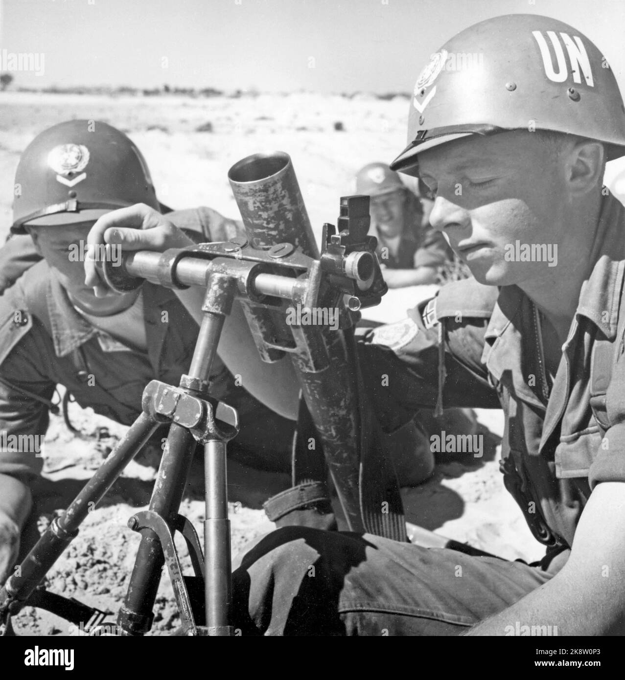 Ägypten 195702. Von 1957 bis 1967 wurden UN-Truppen auf dem Sinai eingesetzt, nachdem Israel den Sinai besetzt hatte (die Besatzung dauerte bis 1957). --- UN-Soldaten auf der Sinai-Halbinsel im Jahr 1957- un-Einsatztruppe auf der sinai-Halbinsel. Internationale UN-Truppen folgten dem israelischen Rückzug, und UN-Truppen wurden in der Sinai-Wüste eingesetzt, oft in der Nähe israelischer Stellungen. Bild: Bohrmaschine von 1. Bombenanschlägen aus KP. A. Huitfeldt. Die Ruinen sind Überreste ägyptischer Militäreinrichtungen, die die israelischen Streitkräfte vor dem Rückzug in die Stadt sprengten. Foto: Sverre A. Børretzen / Aktuell / NTB Stockfoto