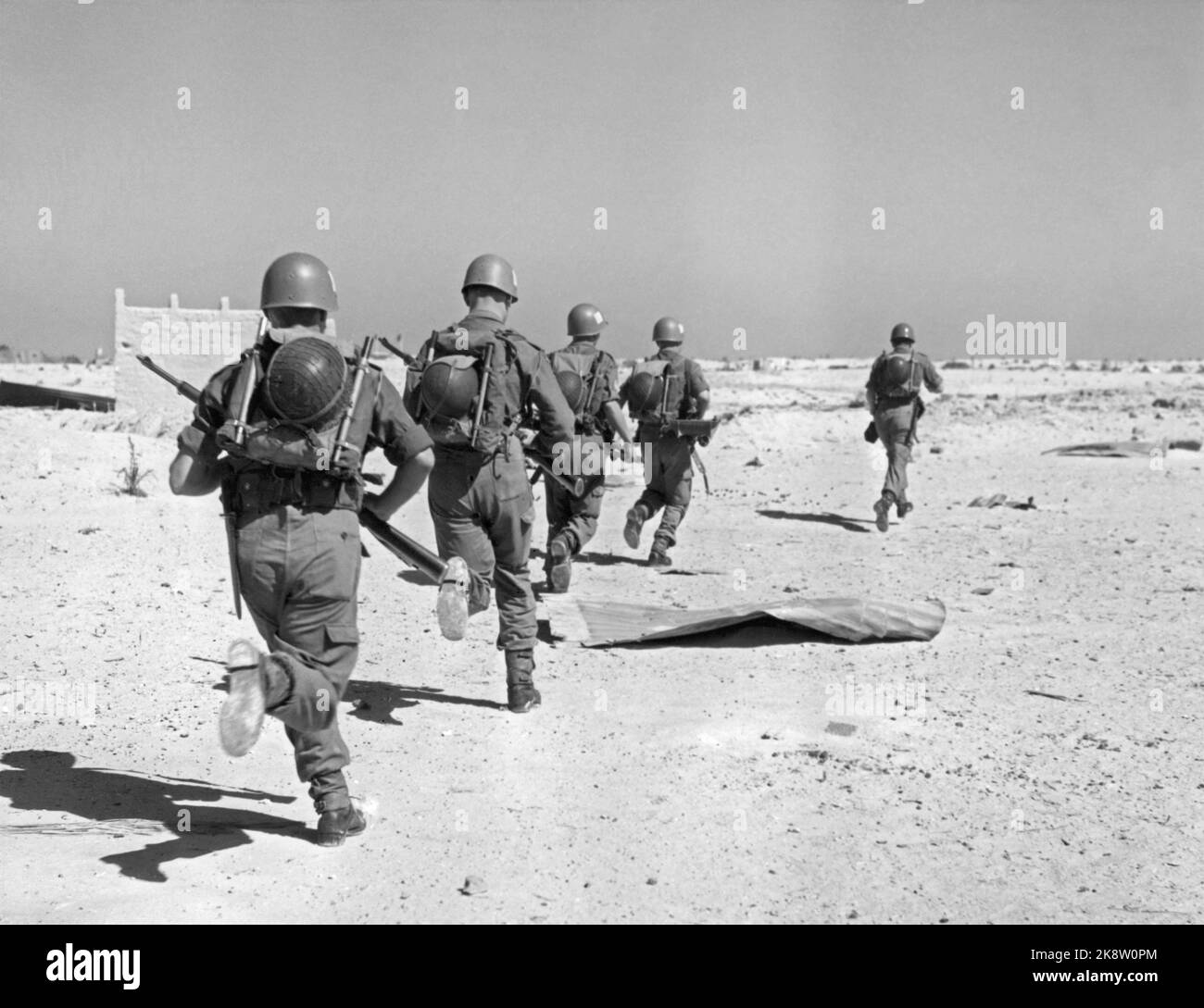 Ägypten 195702. Von 1957 bis 1967 wurden UN-Truppen auf dem Sinai eingesetzt, nachdem Israel den Sinai besetzt hatte (die Besatzung dauerte bis 1957). --- UN-Soldaten auf der Sinai-Halbinsel im Jahr 1957- un-Einsatztruppe auf der sinai-Halbinsel. Internationale UN-Truppen folgten dem israelischen Rückzug, und UN-Truppen wurden in der Sinai-Wüste eingesetzt, oft in der Nähe israelischer Stellungen. Bild: Bohrmaschine von 1. Bombenanschlägen aus KP. A. Huitfeldt. Die Ruinen sind Überreste ägyptischer Militäreinrichtungen, die die israelischen Streitkräfte vor dem Rückzug in die Stadt sprengten. Foto: Sverre A. Børretzen / Aktuell / NTB Stockfoto