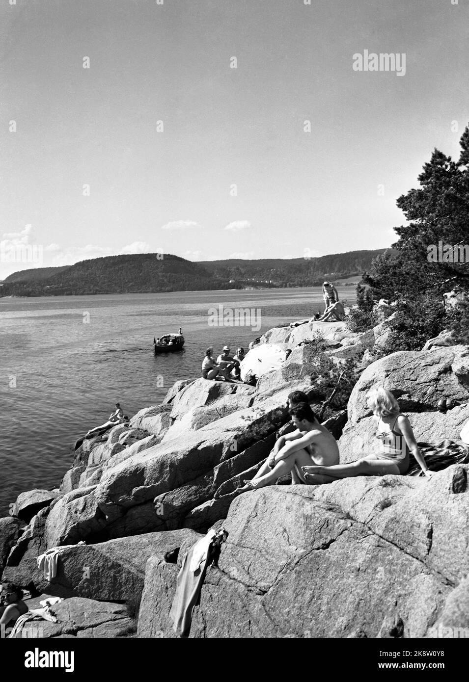Holmsbu/Buskerud 19530614. Sommeratmosphäre aus Holmsbu. Schwimmen. Viele Menschen sonnen sich auf den felsigen Bergen. Sommerurlaub. Foto: NTB / NTB Stockfoto