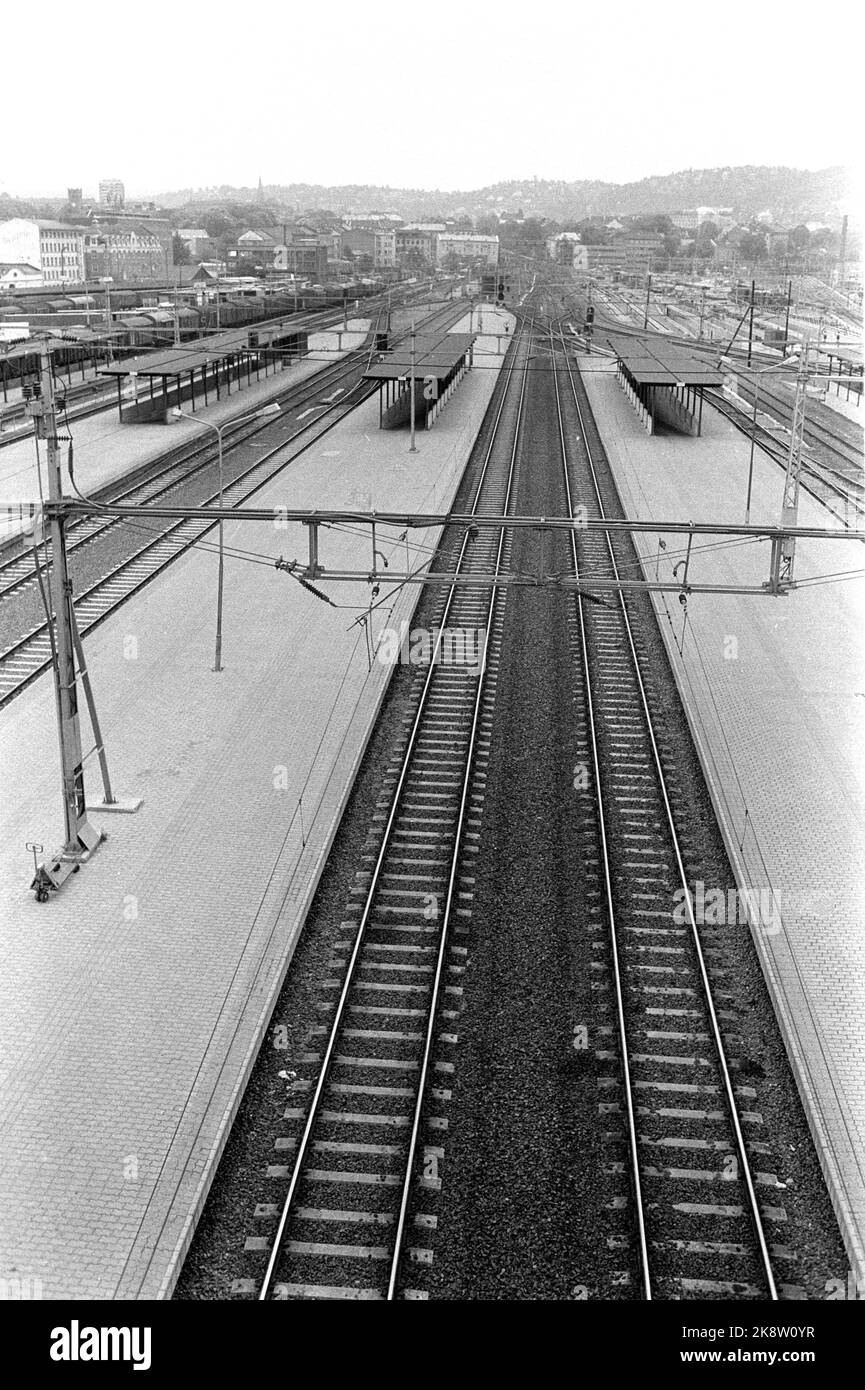 Oslo 19840529 der Zugstreik: Nicht viel Aktivität, um sich die Gleise in Oslo S anzusehen.ab Mitternacht wird es eine volle Haltestelle im Zugverkehr geben. Die Fahrer streiken, und die Menschen müssen andere Transportmittel finden. Foto: Erik Thorberg / NTB Stockfoto