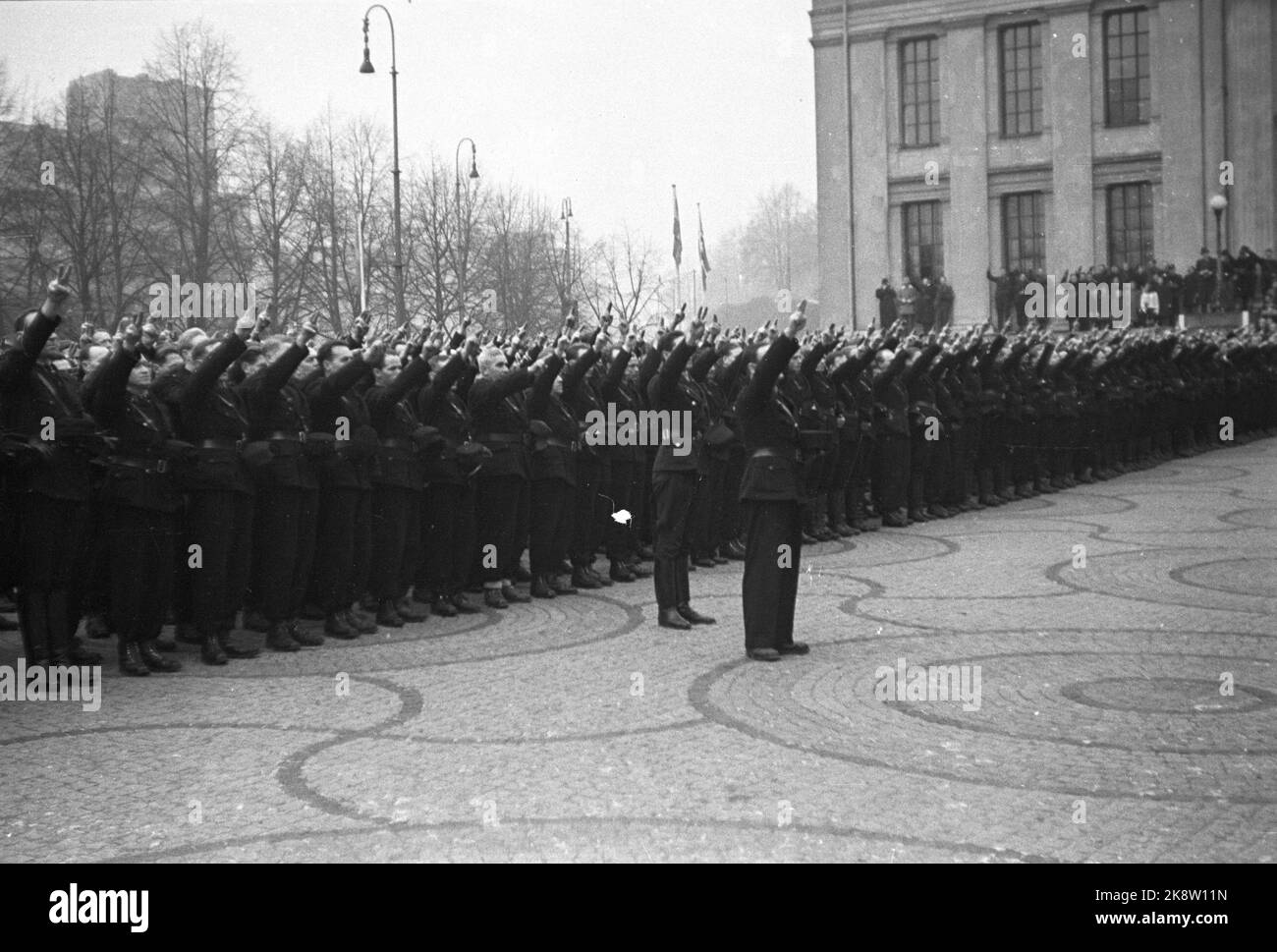 Oslo 19411102. Hird Muster auf dem Universitätsplatz. 3000 Männer schwören auf NS-Führer Vidkun Qusling. Hirden in Oslo. Tun Sie den Nazi Gruß. Foto: Johnsen / NTB Stockfoto