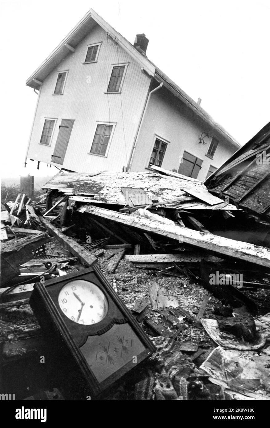 Trøgstad 19671029 Raset in Trøgstad: Vier Menschen kamen ums Leben, als ein 200 Hektar großes Wohngebiet ausbrach. 11 Häuser wurden mehr oder weniger in Ton vergraben und von 20 bis 200 Meter von den Grundmauern entfernt geführt. Riksvei 22 verschwand in einer Länge von 500 Metern. Hier eines der zerbrochenen Häuser. Die Wache unter den Trümmern vor dem Haus hat zur RAS-Zeit angehalten, etwas mehr als halb zehn. Foto: NTB / NTB Stockfoto