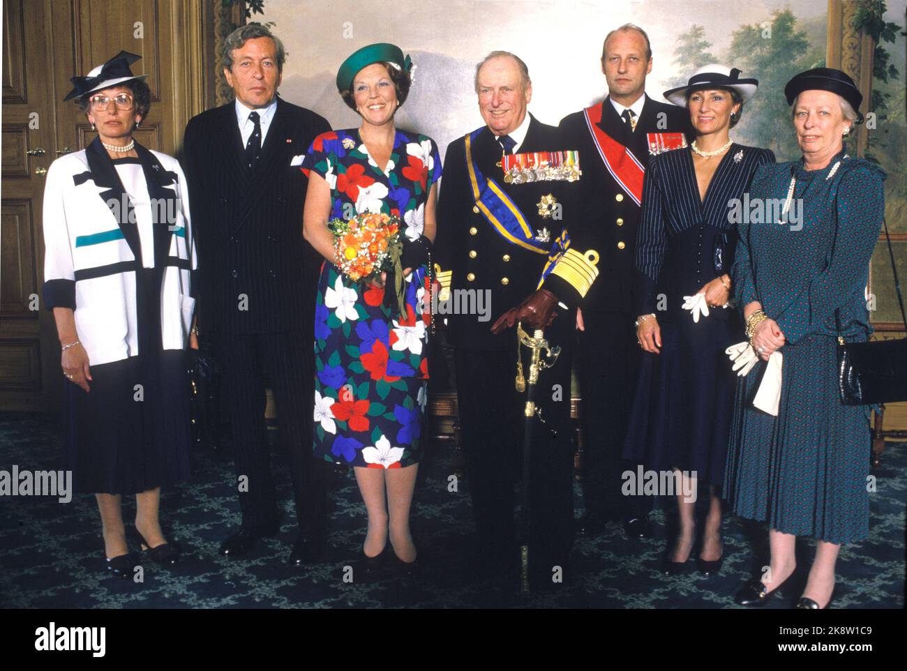 Oslo 19860513. Königin Beatrix und Prinz Claus der Niederlande bei einem offiziellen Besuch in Norwegen. Die königliche Familie fotografiert im Vogelwetter auf dem Schloss (die Königin in floralen. Foto: Knut Nedrås NTB / NTB Stockfoto