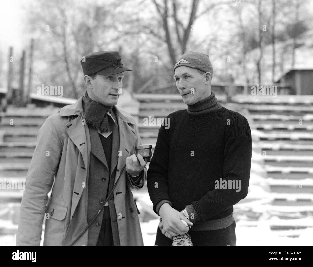 Oslo 19411221. Skater Hans Engnestangen (t.h.) und Storm-Sørli im Frogner Stadium in Oslo. Er gehörte zu den wenigen Skatern, die nicht am Sportboykott teilnahmen, und schrieb einen Beitrag darüber, warum man Mitglied der NS war. Foto: Aage Kihle / NTB Stockfoto