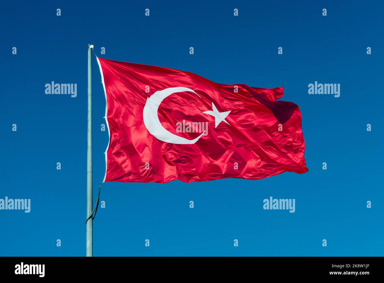 Flagge der Türkei. Nationalflagge, bestehend aus einem roten Feld (Hintergrund) mit einem zentralen weißen Stern und Halbmond. Stockfoto
