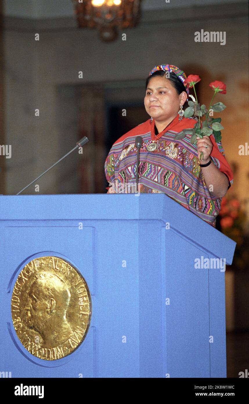 Oslo 19921210: Friedensnobelpreis 1992. Der Friedensnobelpreis 1992 geht an Rigoberta Mendchu (34) aus Guatemala. Die Preisverleihung fand im Rathaus von Oslo statt. Das Bild: Friedenspreisträgerin Rigoberta Mendchu mit einer Rose in der Hand, wo sie nach der Preisverleihung am Donnerstag ihren Nobelvortrag hält. Foto: Bjørn Sigurdsøn / Pool Stockfoto