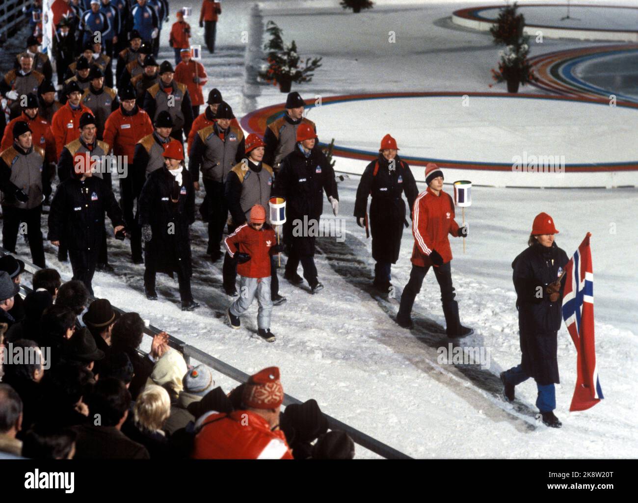 Seefeld, Österreich, 1985-01: Ski-Weltcup. Die Weltmeisterschaft 1985 war zumindest bis dahin die größte Erfolgsmeisterschaft für den norwegischen Skisport. Insgesamt nahmen die norwegischen Athleten 15 Medaillen ein, davon 5 Gold, 5 Silber und 5 Bronze. Picture: Eröffnungsfeier Ski-Weltcup in Seefeld 17. Januar 1985. Die norwegischen Athleten in die WM-Arena. Flaggenträger mit norwegischer Flagge: Berit Aunli. Foto: Inge Gjellesvik / NTB / NTB Stockfoto