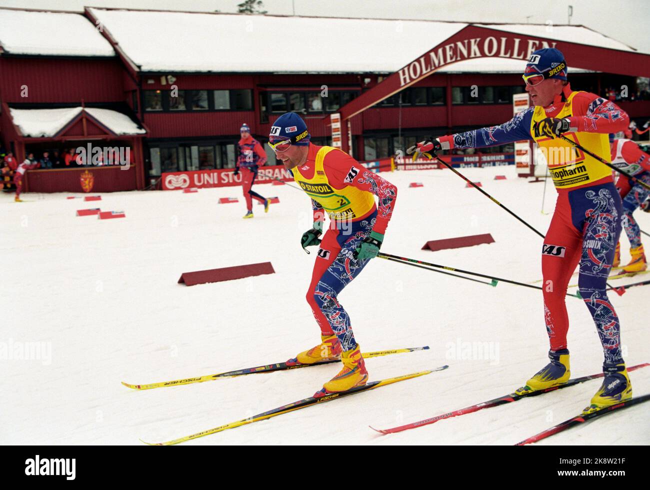 Oslo, 17. März 1996. Egil Kristiansen wechselt mit Vegard Ulvang in der Männerstaffel in Holmenkollen. Foto: Tone Georgsen / NTB. Stockfoto