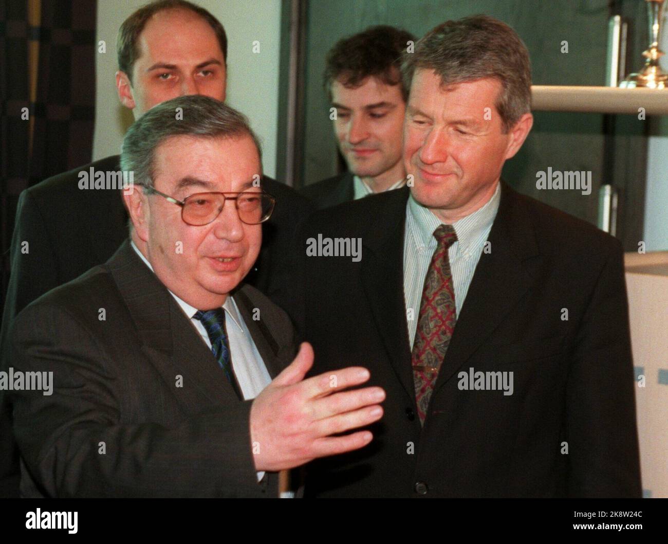 Oslo 19970225: Russlands Außenminister Jewgeni Primakow trifft Norwegens Premierminister Thorbjørn Jagland. Scan-Foto Knut Falch / NTB Stockfoto