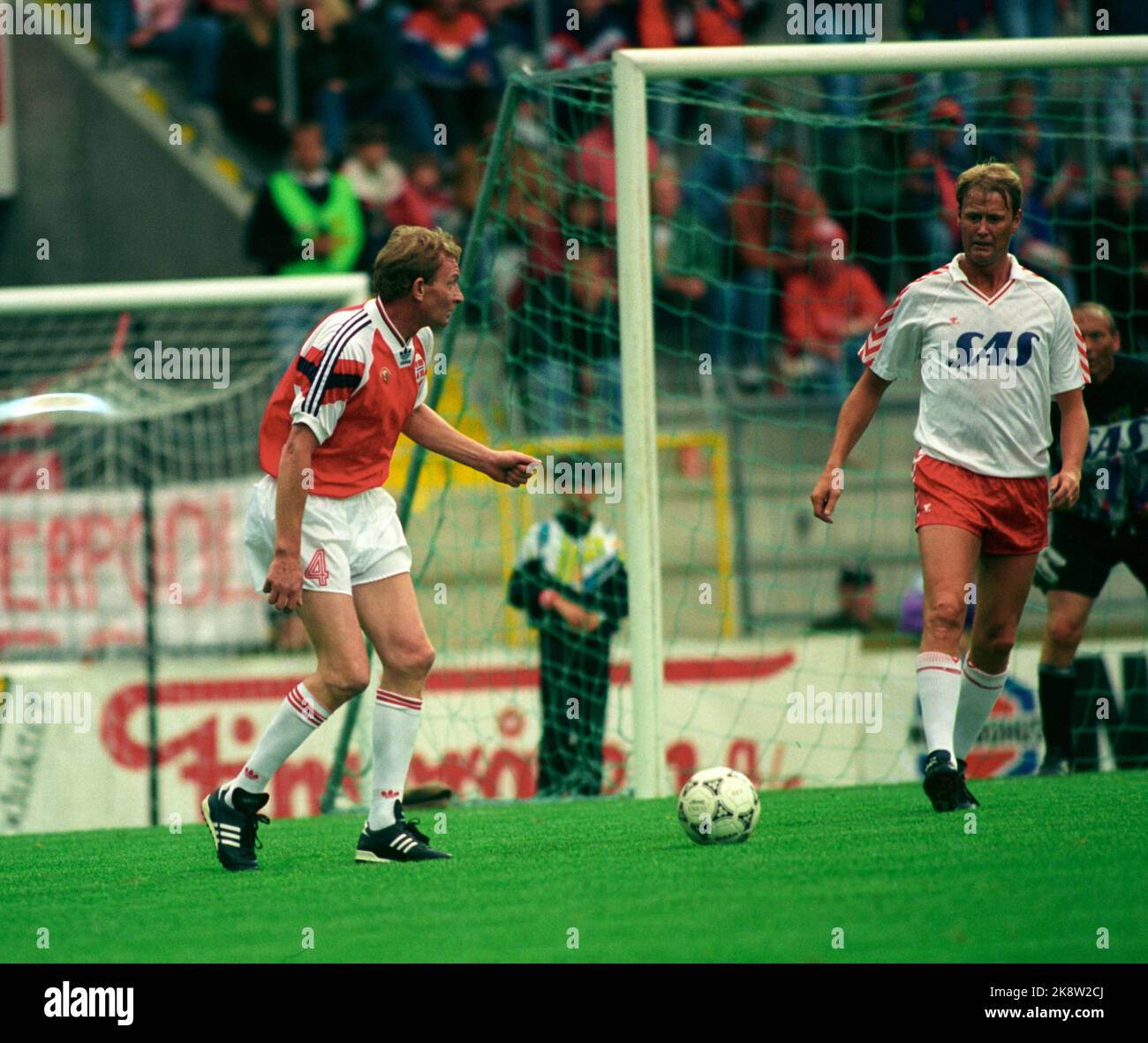 Oslo, 19930804. Ullevål-Stadion. Prominenter Fußball, im Zusammenhang mit dem Norwegen Cup. Hier vor einem Treffen zwischen Rosenborg und Liverpool. Hier sind Odd Iversen und Åge Hareide in Aktion. Foto: Fashion Holm / NTB / NTB Stockfoto