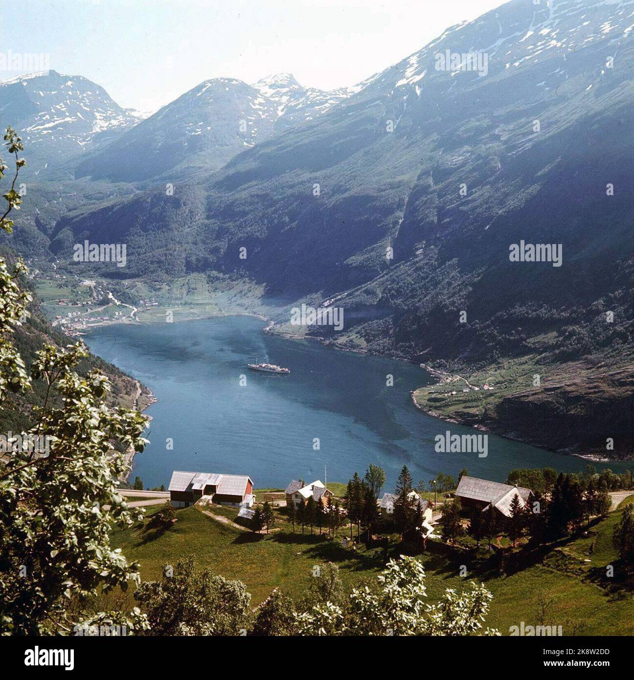 Geiranger. Überblick über den Geirangerfjord und die Berge, im Vordergrund ein Bauernhof am Berghang. Foto: Erik Thorberg, NTB-Archiv Stockfoto