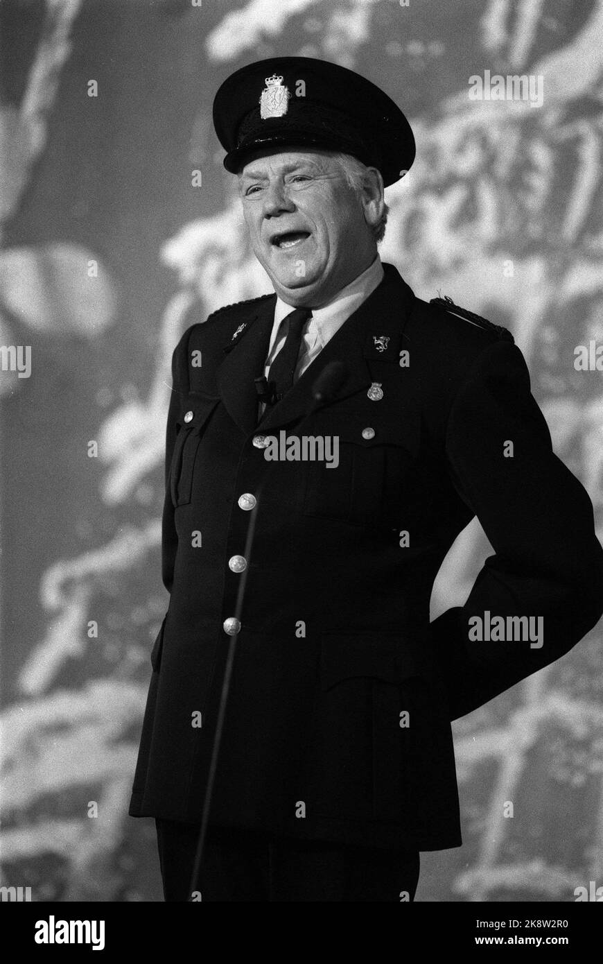 Oslo 19871116. Chatten Sie Noirs 75.-jähriges Jubiläum. Arve Opsahl auf der Bühne. Hier in Polizeiuniform. Foto: Bjørn Sigurdsøn Stockfoto