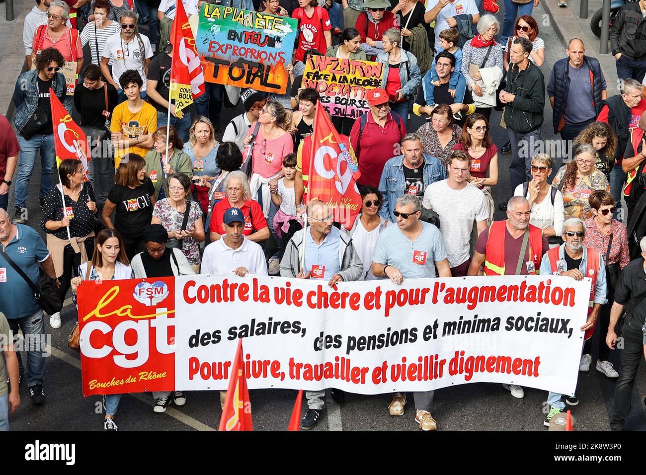 Marseille, Frankreich. 22. Oktober 2022. Die Demonstranten halten während der Demonstration ein Banner, Fahnen und Plakate, auf denen ihre Meinung zum Ausdruck kommt. Neue Mobilisierung der Gewerkschaft CGT (Allgemeiner Gewerkschaftsbund) in Marseille gegen die hohen Lebenshaltungskosten. Kredit: SOPA Images Limited/Alamy Live Nachrichten Stockfoto