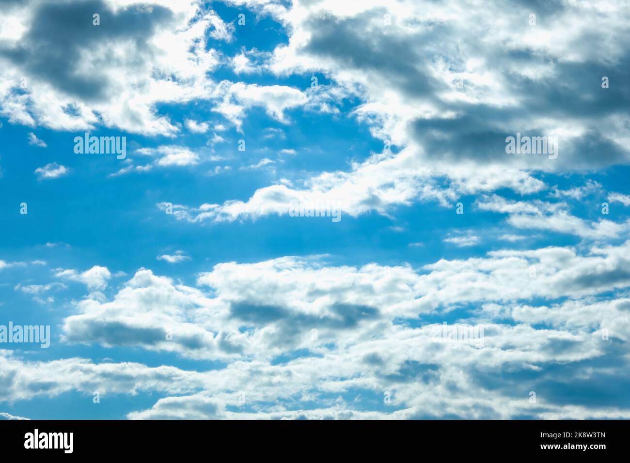 Blauer Himmel mit weißen Wolken. Schöner wolkig Himmel. Skyward. Endlose Skyline. Der Himmel im Morgengrauen. Stockfoto