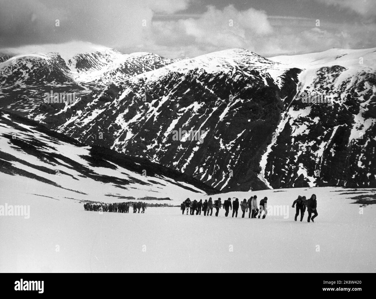 Jotunheimen Mai 1970. Varden Fjellskole, Lagerschule in Spiterstulen, geführt von Eiliv Sulheim. Schüler auf Bergwanderungen, Brief Walking. Foto: Ivar Aaserud / Aktuell / NTB Stockfoto