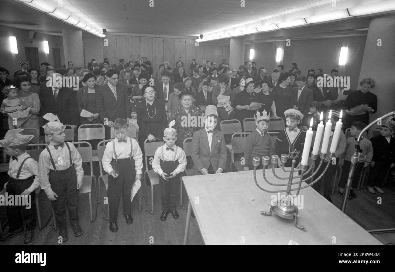 Oslo 19601128 Chanukka dauert bis Ostern. Die Chanukka-Partei hat - die jüdische Lichtpartei begonnen. Acht Tage lang halten die Juden die letzten. Von der Feier in der Synagoge in der mosaischen Religionsgemeinschaft in Oslo. Jungs in der feinen Station auf der ersten Bank - weiße Hemden, Hosenträger und Schlaufen. Foto: Sverre A. Børretzen / Aktuell / NTB Stockfoto