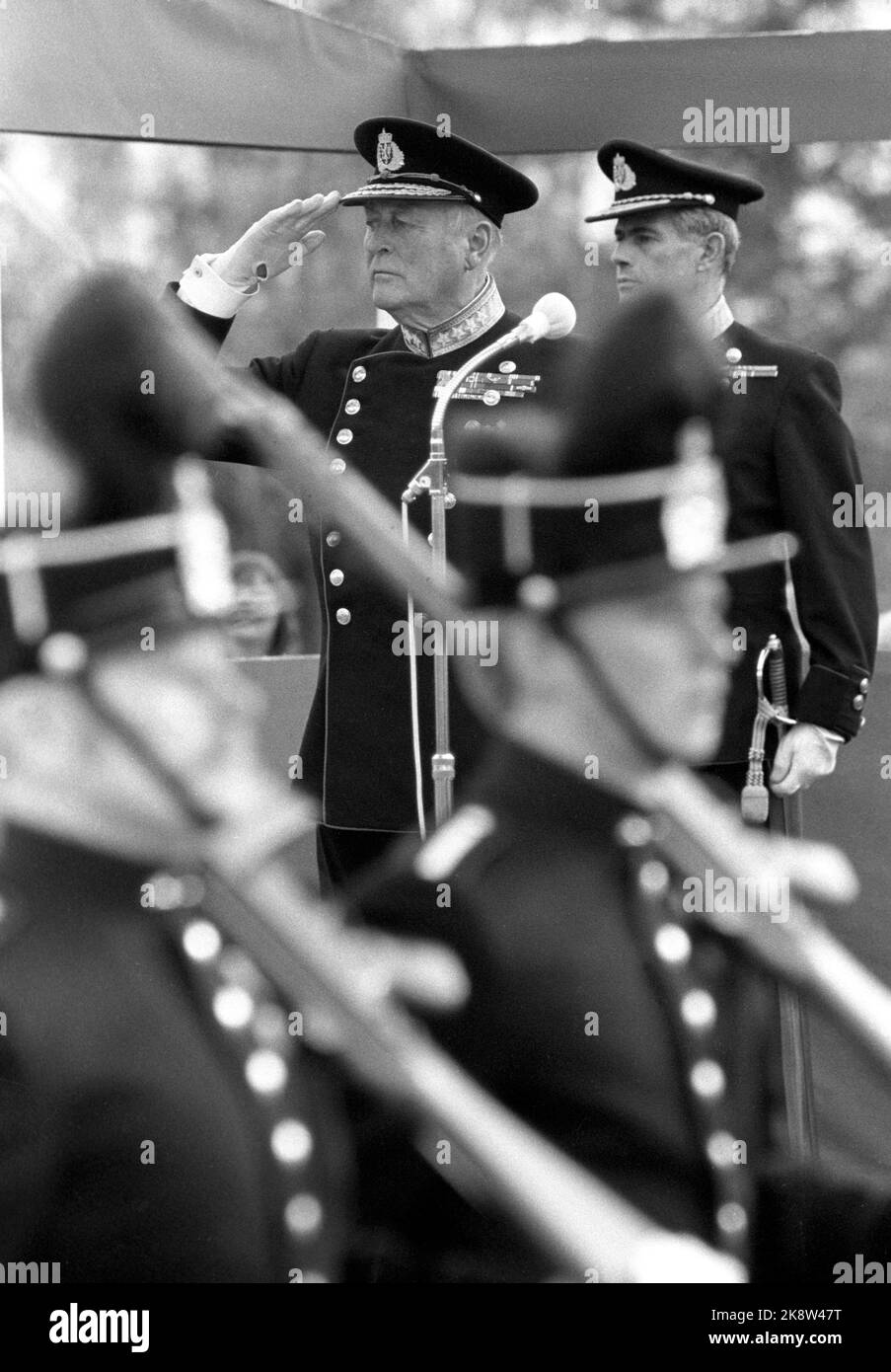 Oslo 198410 War School. König Olav V. inspiziert die Kriegsschule in