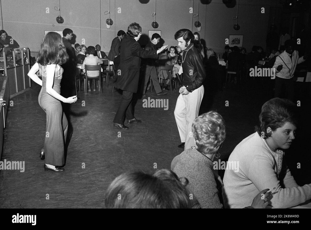 Oslo April 26. Die Disco 'Colony Club', die erste in Norwegen, zieht sowohl Prominente als auch andere an. Hier sind einige Tanzlöwen auf der Tanzfläche. Foto: Aage Storløkken / Aktuell / NTB Stockfoto