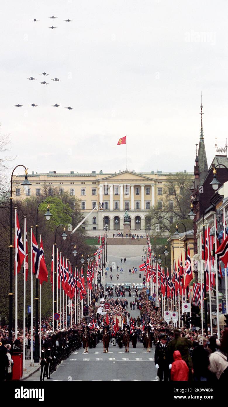 Oslo 199508. Der Befreiungsjubiläum, - 50 Jahre seit der Befreiung nach dem Zweiten Weltkrieg Mai 8. Die Veteranenparade bei Karl Johan, Übersicht mit dem Schloss im Hintergrund. Karl Johan mit norwegischen Flaggen geschmückt. Flugzeuge fuhren in Formation über die Burg. Foto: Bjørn Sigurdsøn NTB / NTB Stockfoto